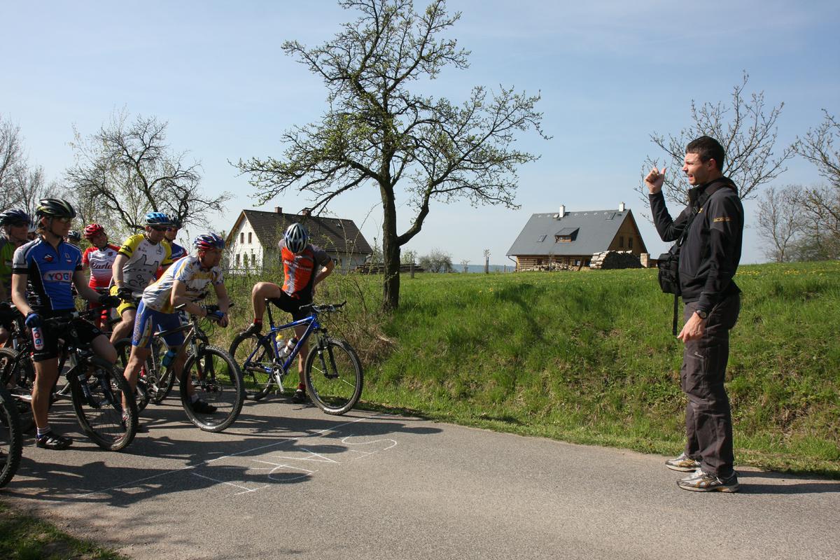 Petr Skřivánek hovoří k závodníkům před startem Veselého cross country
